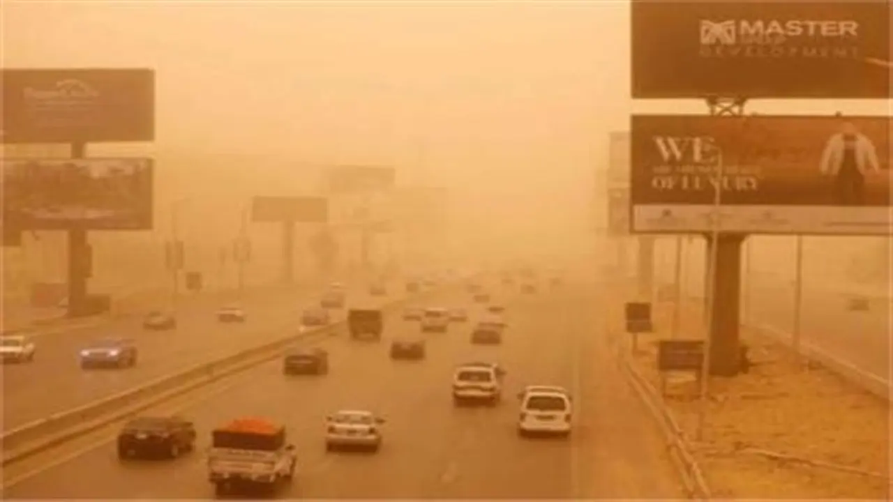 شبورة كثيفة ورياح محملة بالأتربة وأمطار خفيفة تضرب مناطق متفرقة بالبلاد